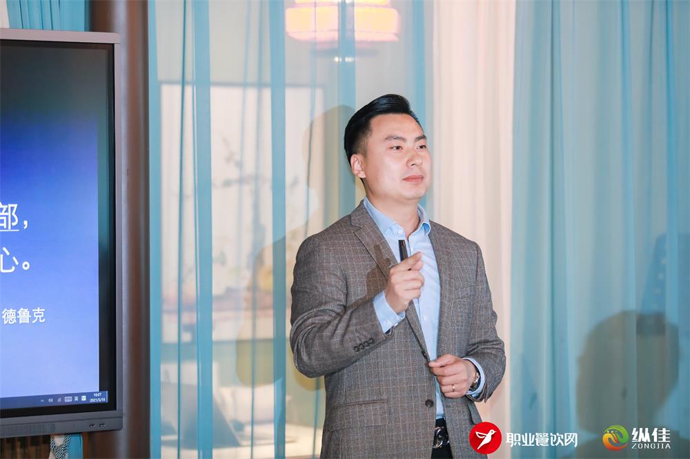 《正確定位,持續(xù)增長(zhǎng)》 —?jiǎng)P中凱戰(zhàn)略定位咨詢創(chuàng)始人劉凱歌“職業(yè)餐飲網(wǎng)河南游學(xué)”演講整理稿(圖1) 《正確定位,持續(xù)增長(zhǎng)》 —?jiǎng)P中凱戰(zhàn)略定位咨詢創(chuàng)始人劉凱歌“職業(yè)餐飲網(wǎng)河南游學(xué)”演講整理稿(圖1)